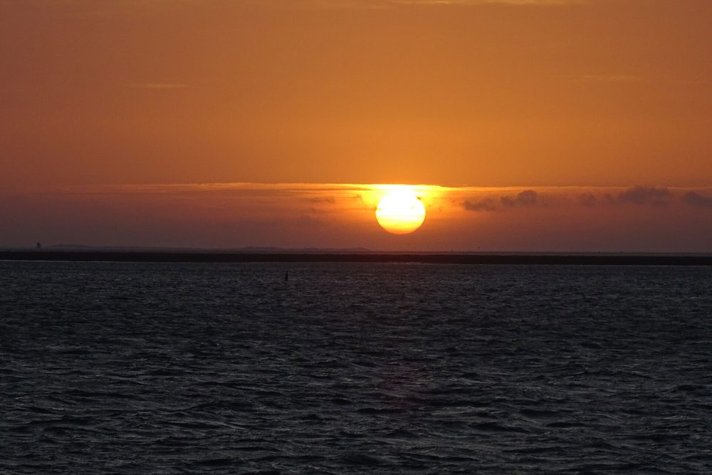 Zonsondergang boven de Waddenzee bij Schiermonnikoog